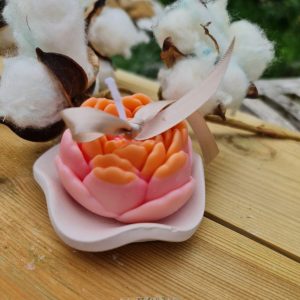 Handgemaakte bloem kaars van soja wax – schaaltje van gips – organische was – heerlijk geurend 2xstuks