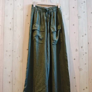 100% linnen broek met elastische talie – brede pijpen – grote steek zakken – kleur MILITAIR GROEN  – maat 44