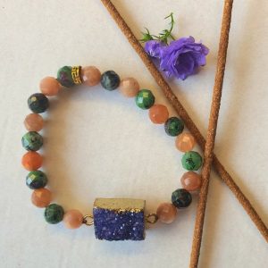 Handgemaakte edelsteen armband zonnesteen en groene aventurijn en paarse segment