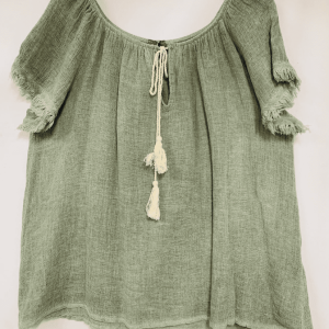 Boho top van linnen met raglan mouwen – ronde hals met strikje – loze zomer top – kleur MILITAIR GROEN – maat 40/42