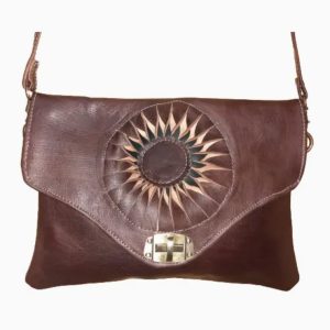 Handgemaakte platte tas met zon van zacht rund leer – met klep – Gemaakt in Marokko – schoudertas