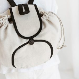 Handgemaakte linnen rugzak in beige met zwarte lijnen – handige rugtas -aantrek koord