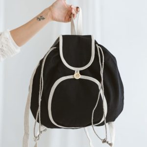 Handgemaakte linnen rugzak in zwart met beige lijnen – handige rugtas -aantrek koord