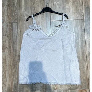 Linnen top met spaghetti bandjes – gevlochten banden met strikje – kleur LICHT GRIJS – maat 36/38