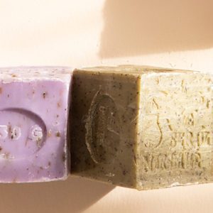 ECOCERT 2 stuks Geurende Marseillezepen LAVENDEL en MUNT – vierkanten zeep blokken -haar en huid – 2×150 gram